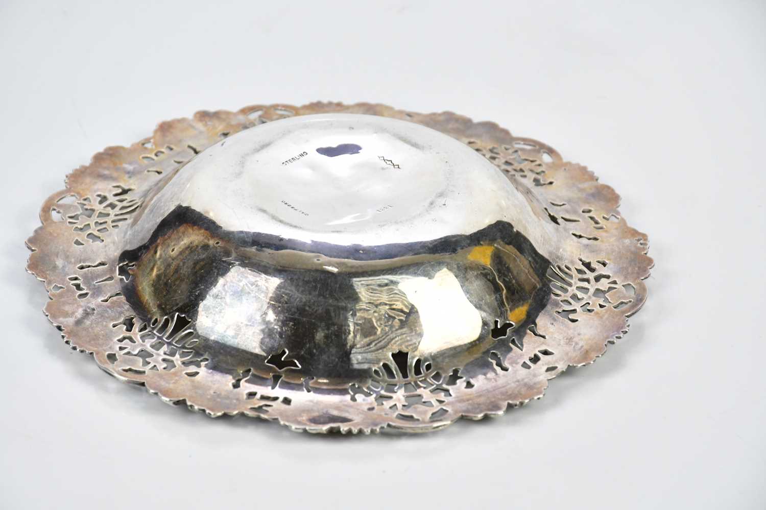 GALT & BRO; an American sterling silver bonbon dish with pierced border, diameter 19cm, approx 5. - Image 4 of 5