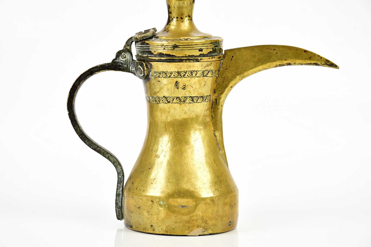 An unusual eastern Dallah brass coffee pot, with embossed decoration and touch mark, height 30cm. - Bild 3 aus 6