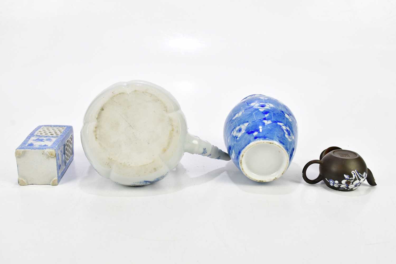 A small group of Japanese ceramics including a blue and white lidded ginger jar, a blue and white - Image 4 of 7