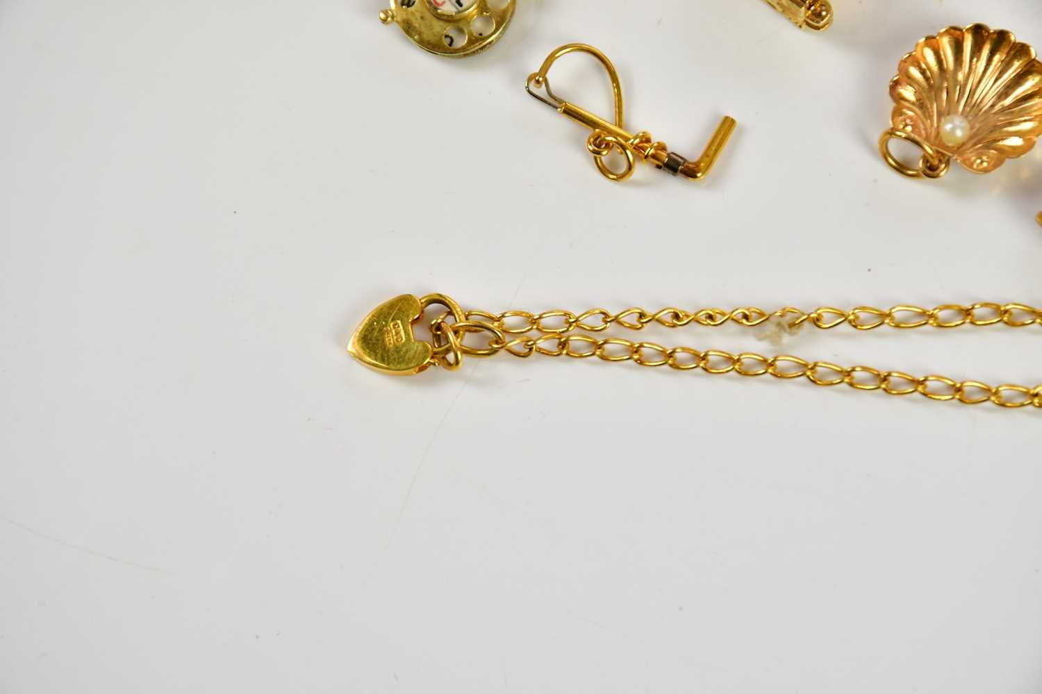 A collection of six 9ct gold charms including a riding crop, cottage, telephone dial, also a 9ct - Bild 4 aus 4