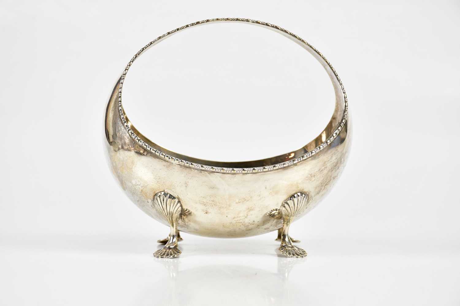 HENRY MATTHEWS; a George V hallmarked silver basket of oval form, with cast beaded rim, on four open - Bild 2 aus 4