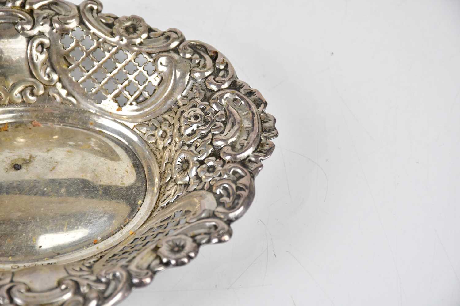J J; a Victorian hallmarked silver bonbon dish of oval form, with pierced and repoussé decorated - Bild 2 aus 5