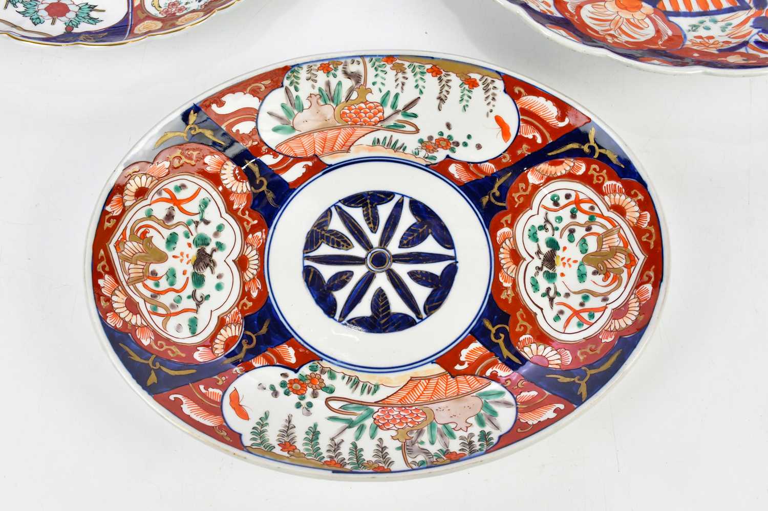 An early 20th century Japanese Imari wall charger with scalloped edge, diameter 37cm, and two - Image 4 of 4