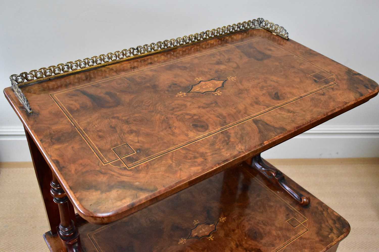 A Victorian inlaid walnut music cabinet with two glazed doors, height 105cm, width 67cm, depth - Bild 2 aus 5