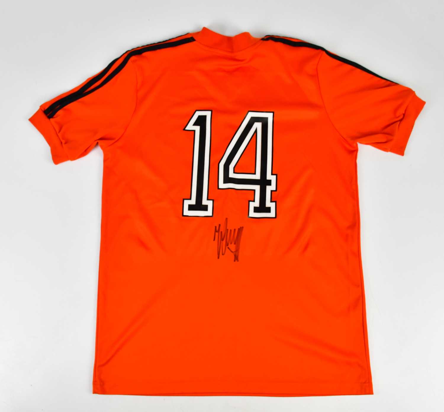 JOHANN CRUYFF; a signed Netherlands retro style football shirt, signed to the reverse. Condition - Image 2 of 3