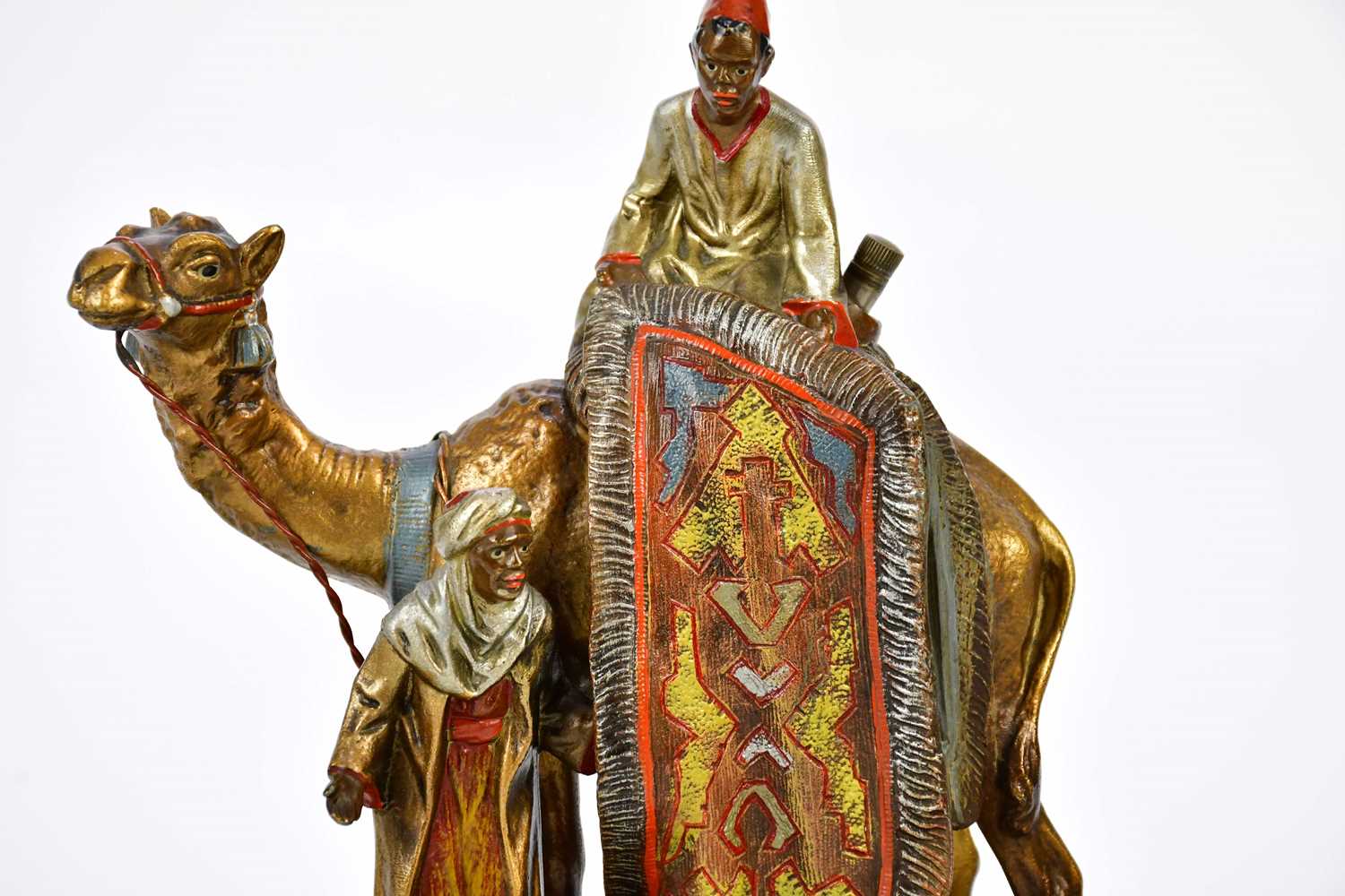 AFTER FRANZ BERGMANN; an Austrian cold painted spelter match striker modelled as a carpet seller - Bild 4 aus 6