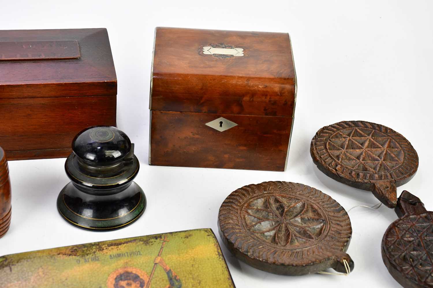 A collection of treen items to include two carved oak figures, four carved oak biscuit stamps, - Bild 4 aus 6