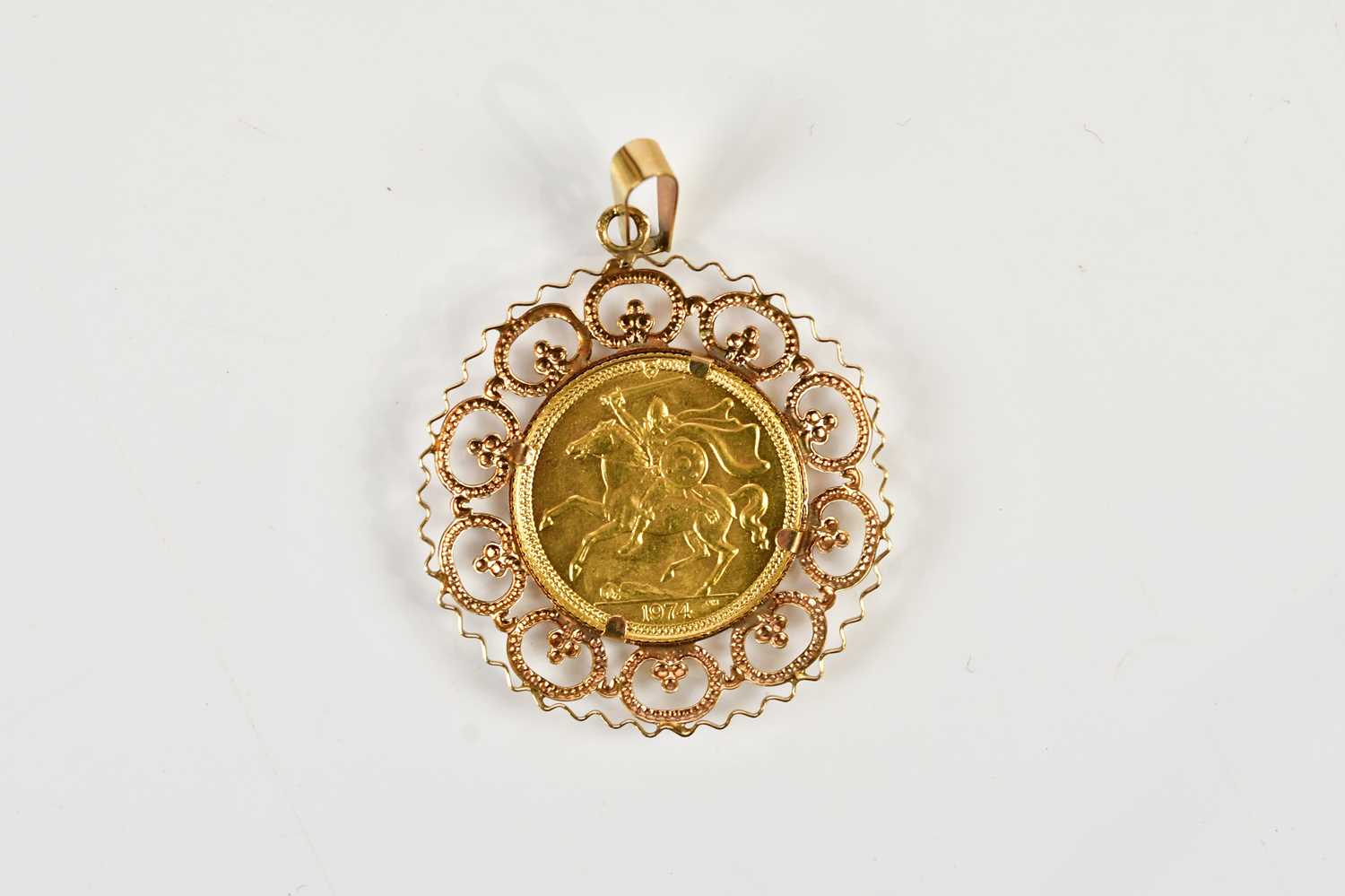 An Elizabeth II Isle of Man half sovereign 1974, in 9ct pendant mount, total weight 5.8g. - Bild 2 aus 4