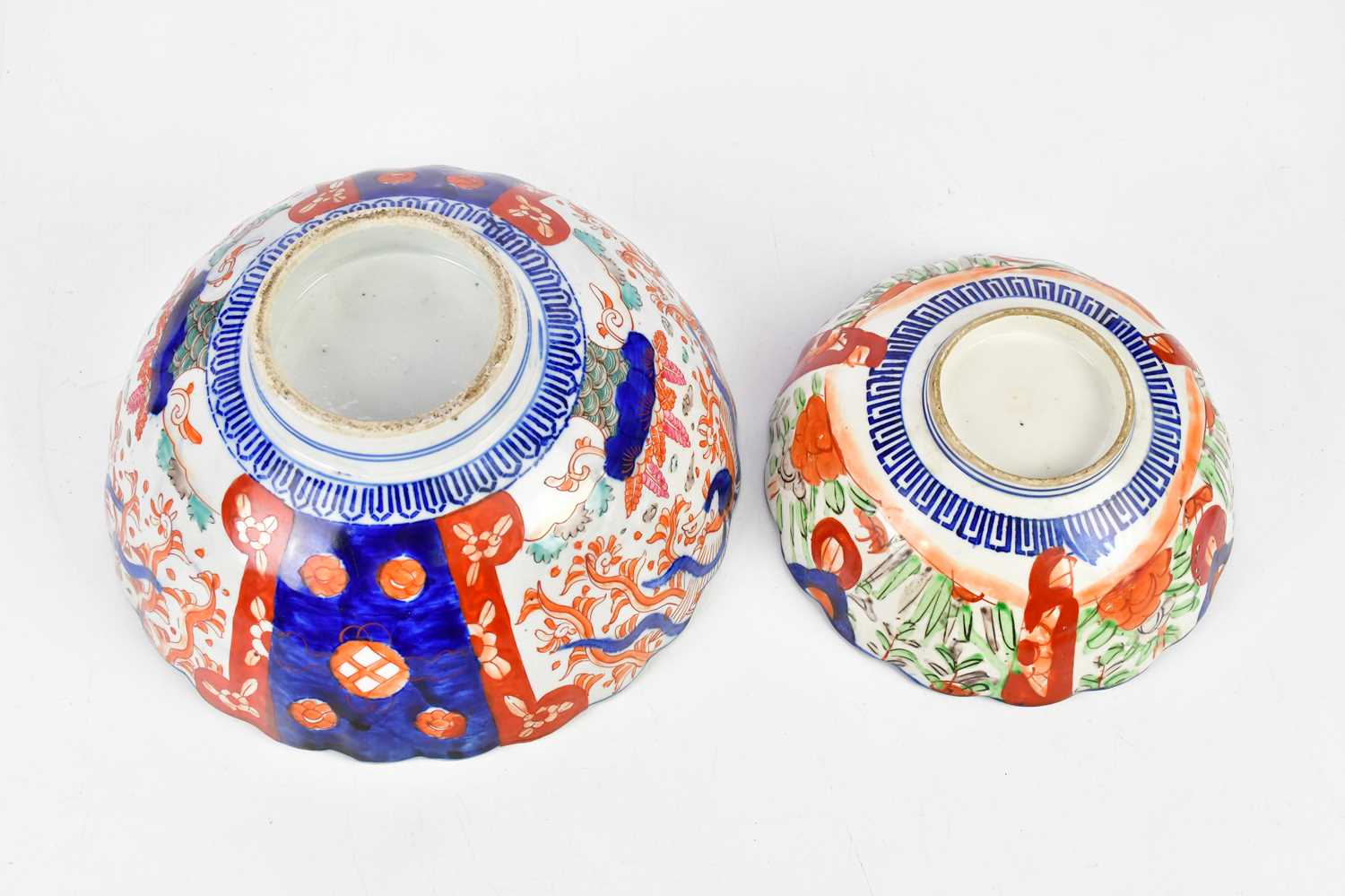 An early 20th century Japanese Imari pattern bowl, diameter 28cm, together with a further smaller - Bild 4 aus 4