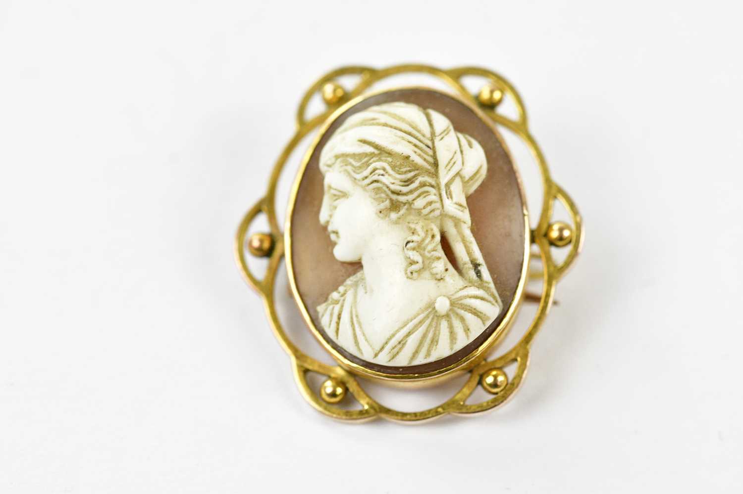 A 9ct gold mounted cameo style brooch and a yellow metal bow brooch, unmarked (2). - Bild 4 aus 5