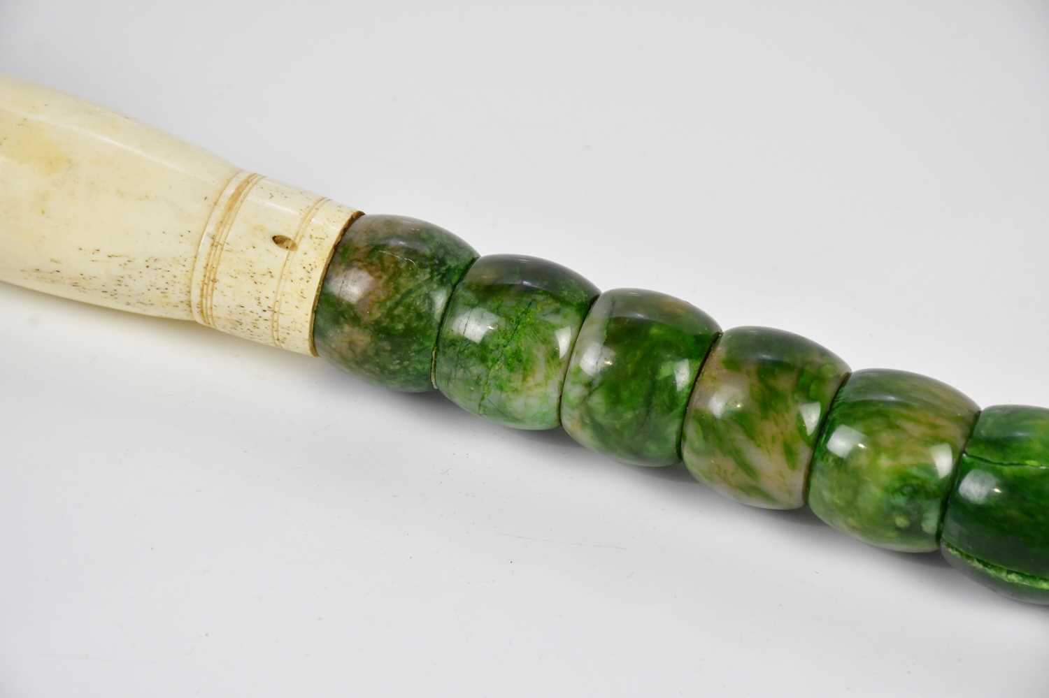 A green stone and bone fly whisk, 39cm. - Bild 3 aus 6