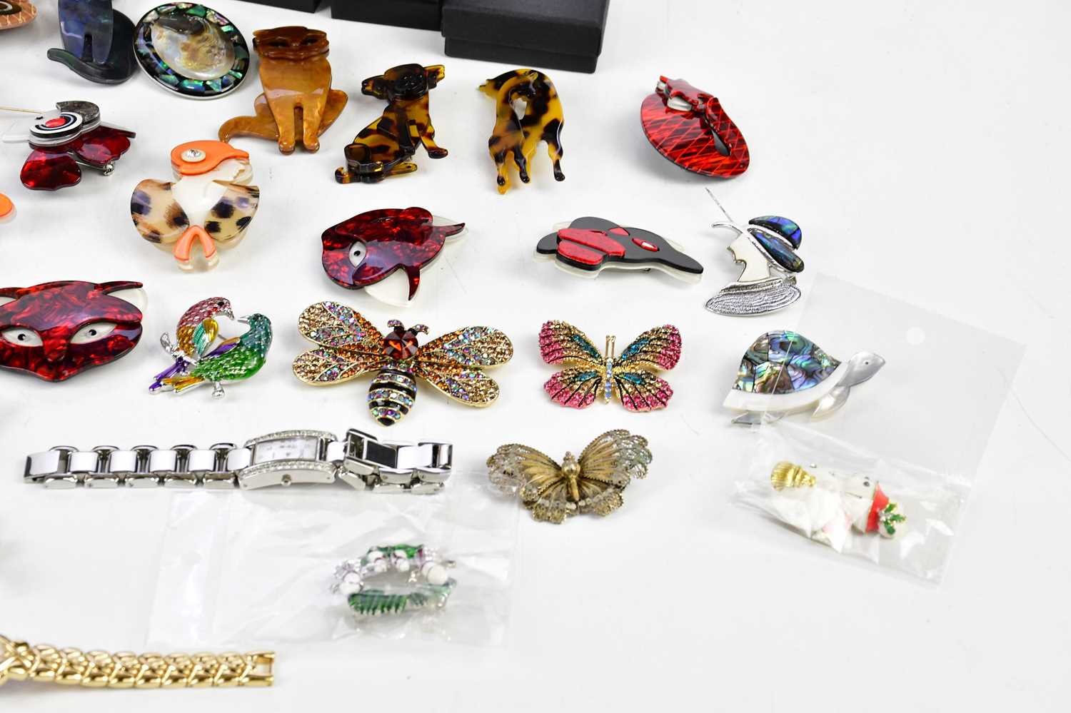 A collection of modern costume jewellery including various bakelite Art Deco style brooches, - Image 3 of 3
