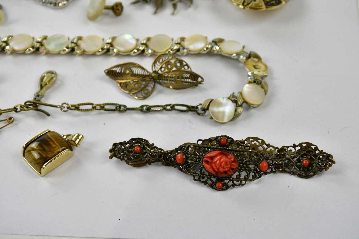 A small group of costume jewellery including filigree butterfly or insect brooch, stylish floral - Bild 5 aus 5