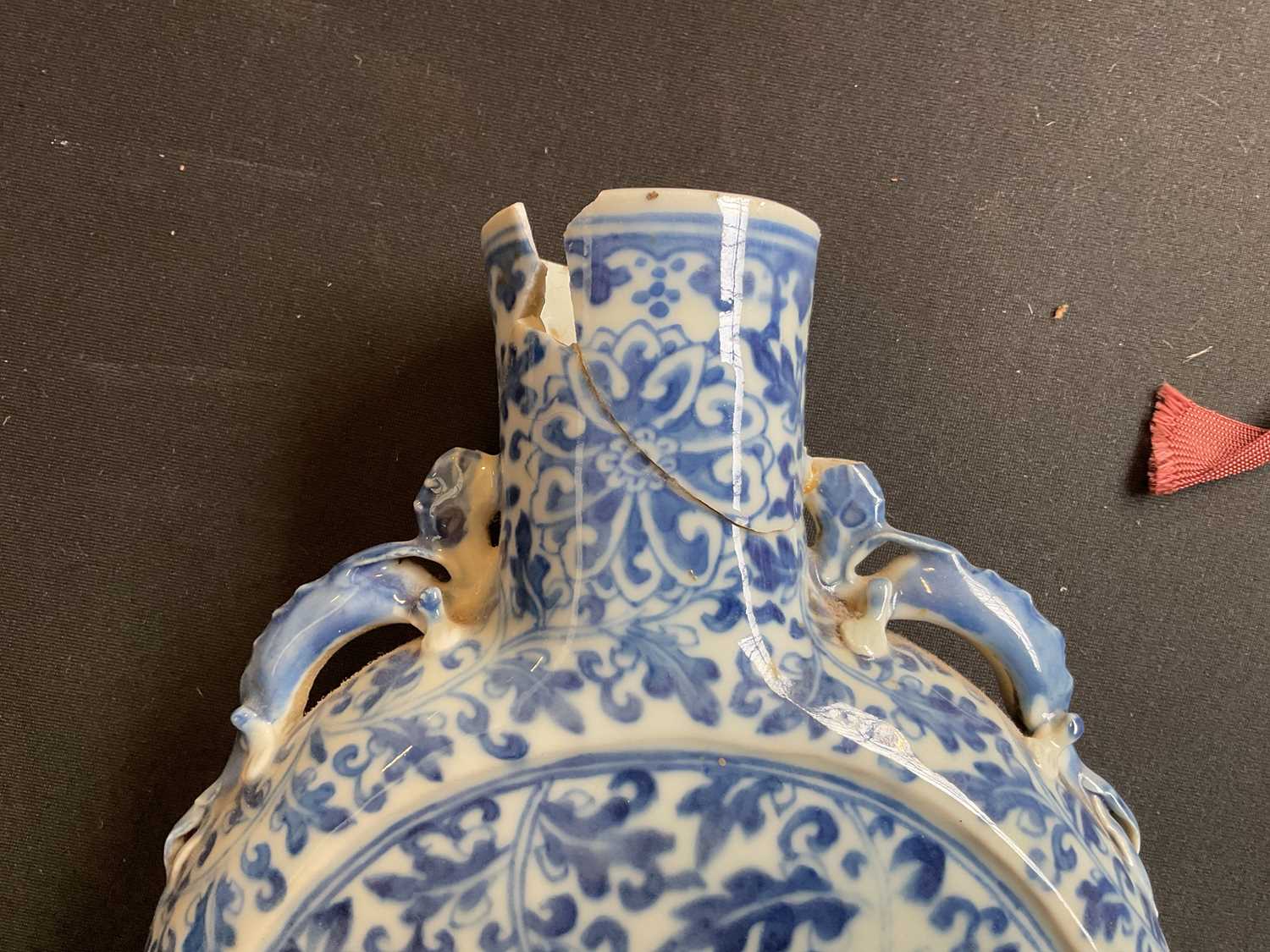 A collection of 18th century and later blue and white ceramics to include plates, tea cups, vases, - Image 13 of 16