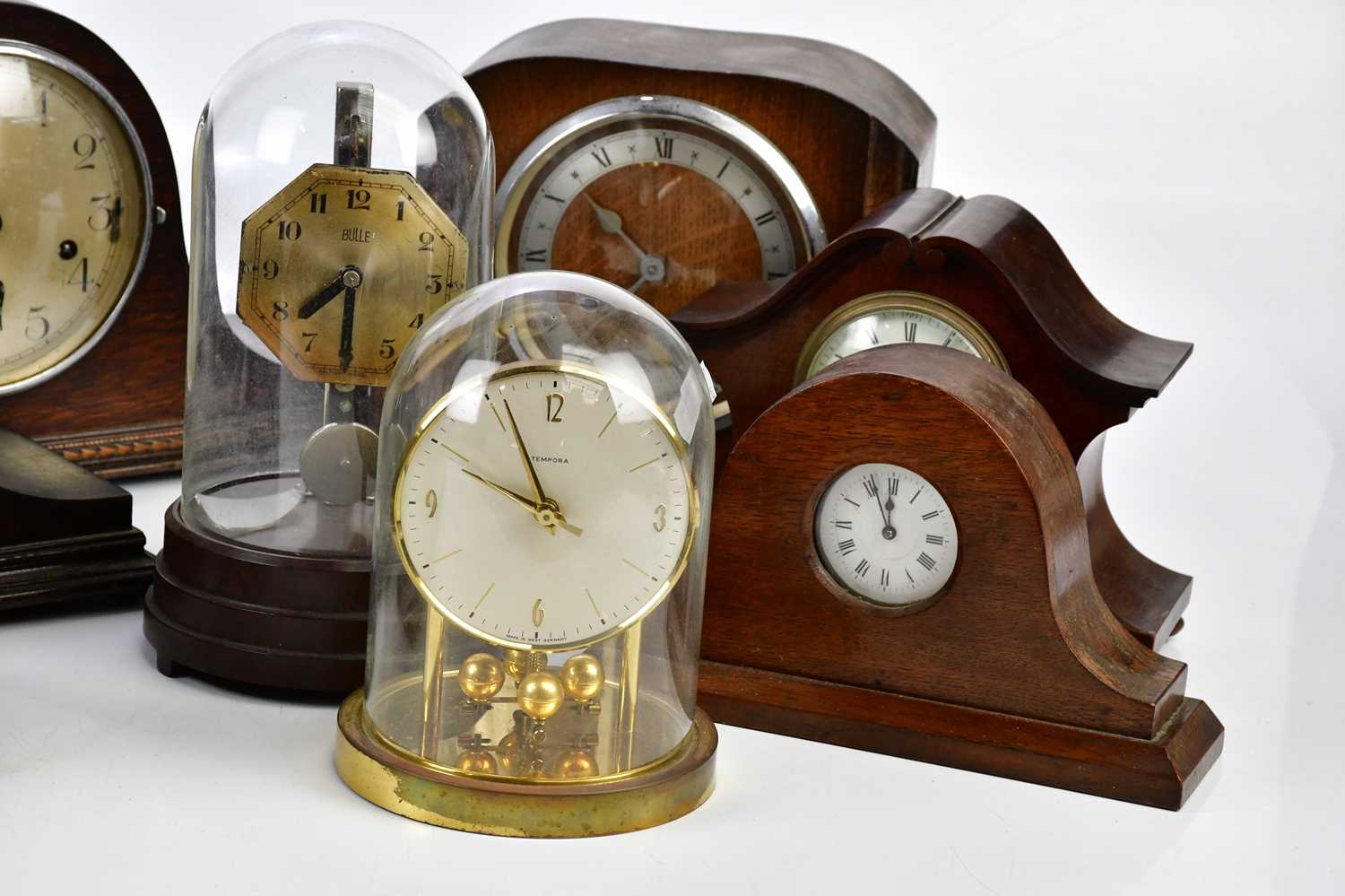 A collection of eight mantel clocks, to include a Boulle electric mantel clock with bakelite - Image 3 of 3