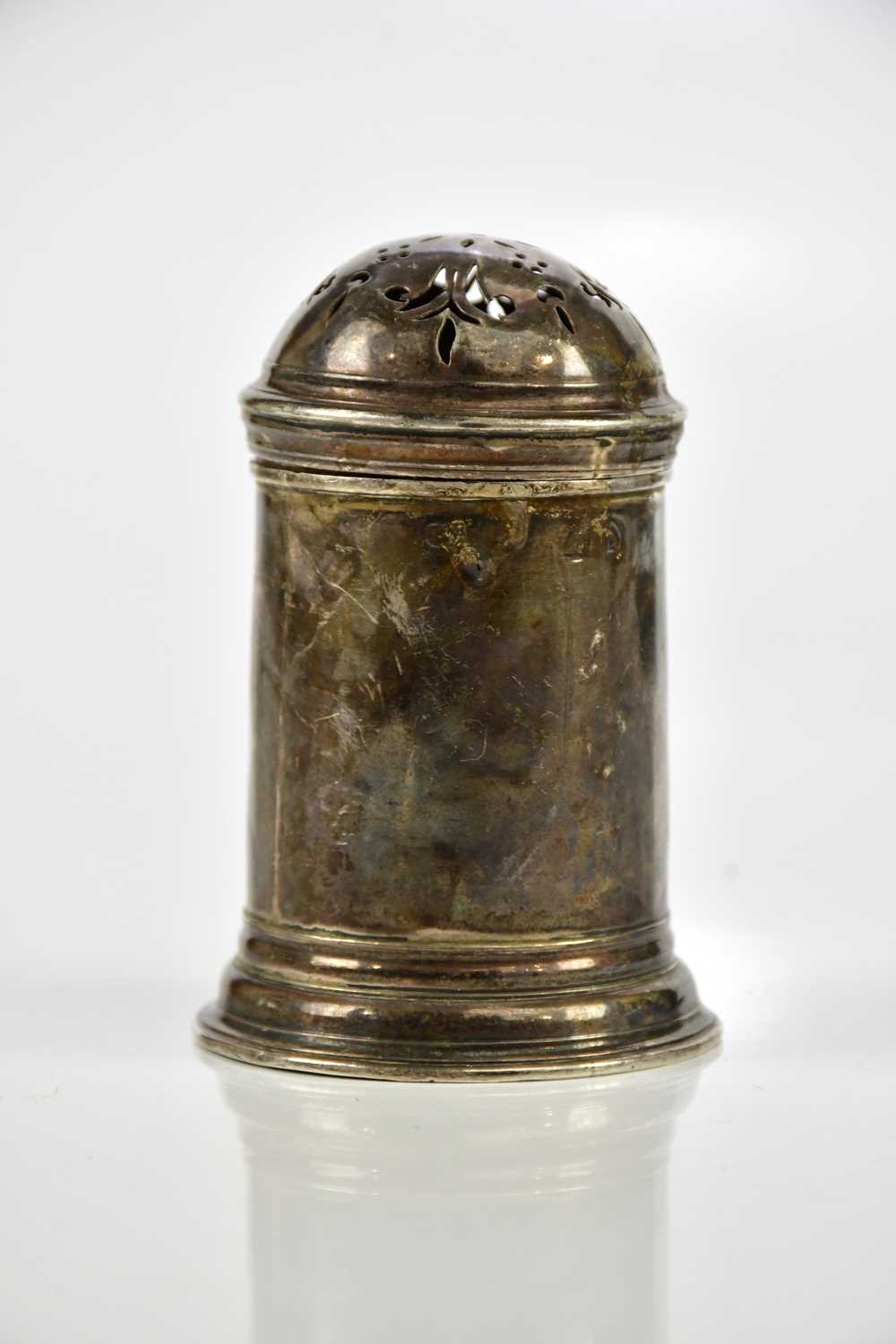 A Georgian hallmarked silver pounce pot of typical cylindrical form with pierced top, (marks