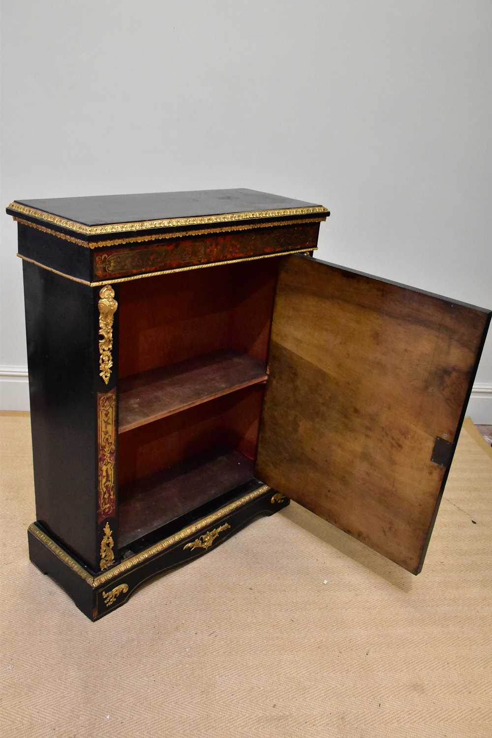 A 19th century ebonised brass bound Boulle work pier cabinet, with single panelled door on plinth - Bild 3 aus 5