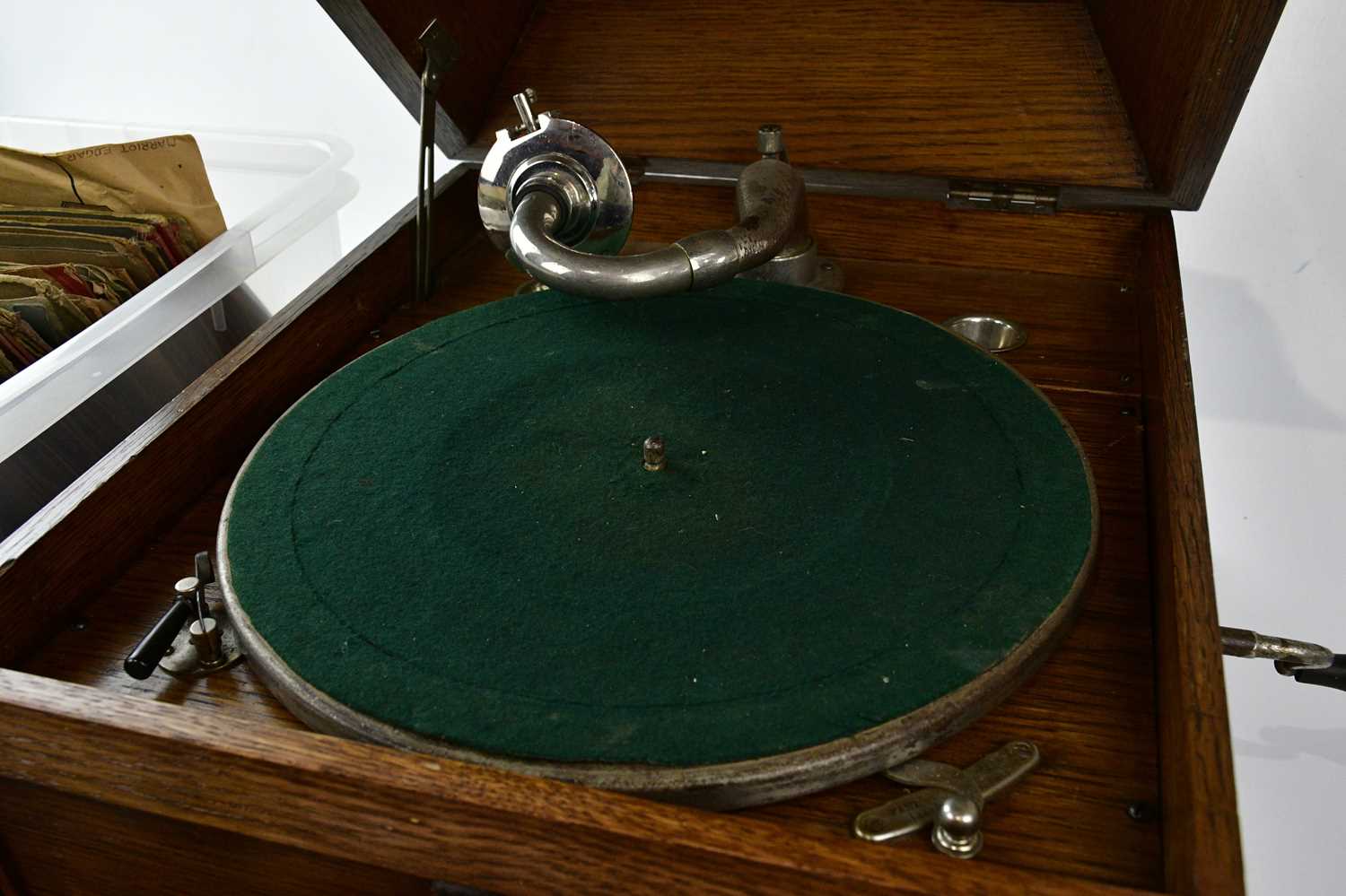 EDISON BELL; an oak cased Discaphone, together with a quantity of vinyl records and 78s. - Bild 5 aus 5