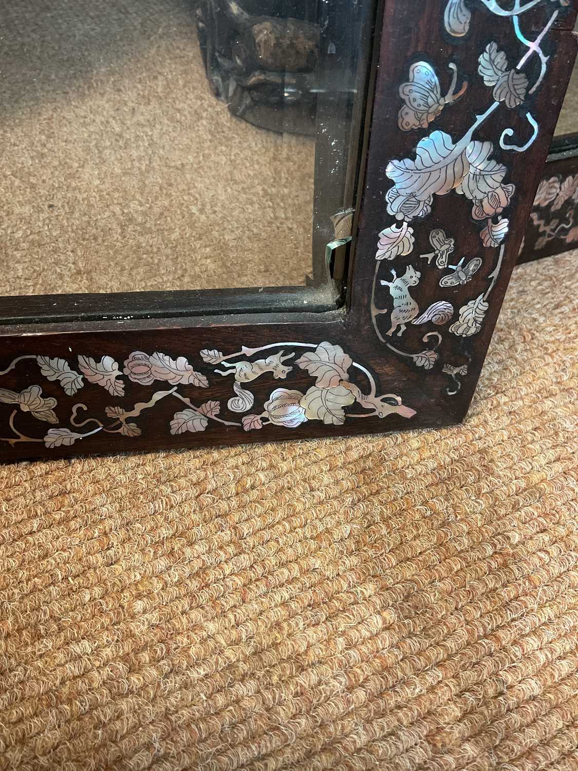 A Chinese ebonised carved display cabinet with mother of pearl inlaid decoration depicting - Bild 12 aus 13