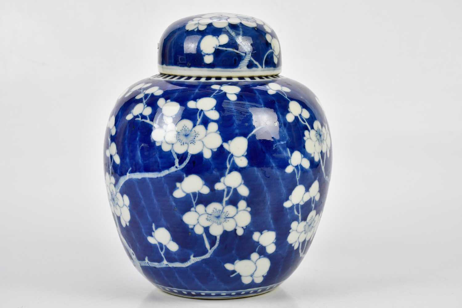 An early 20th century Chinese blue and white porcelain ginger jar and cover decorated with prunus - Image 2 of 7