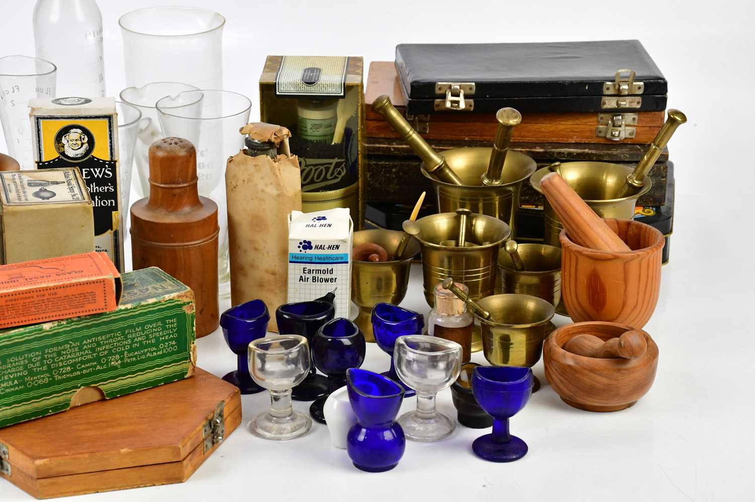 A collection of pharmaceutical items including test tubes, measuring glasses, eye baths, pestles and - Bild 2 aus 5