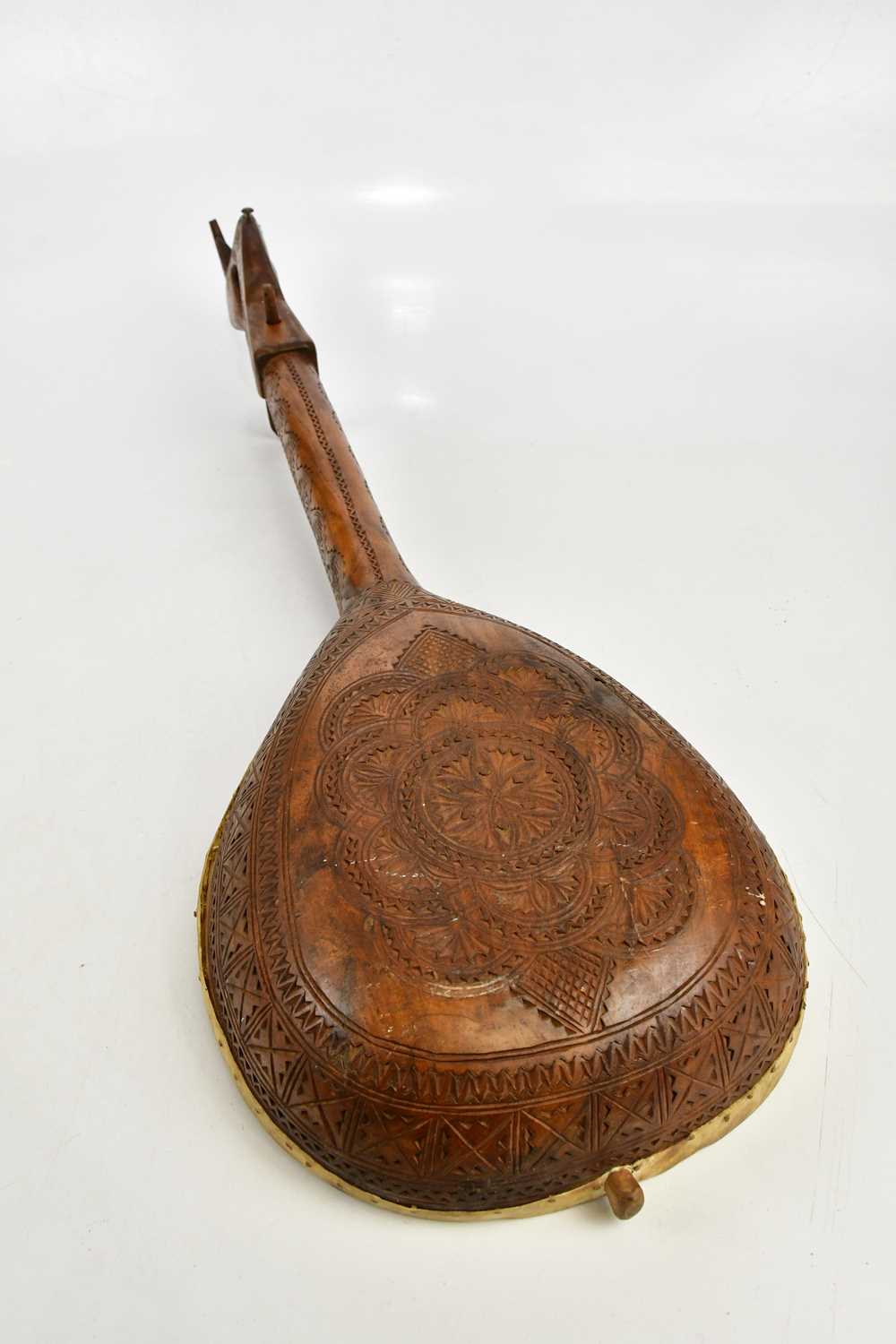 LUIGI POPPI, PALERMO; a bowl back mandolin, a flat back mandolin and an ethnic instrument (3). - Bild 5 aus 6