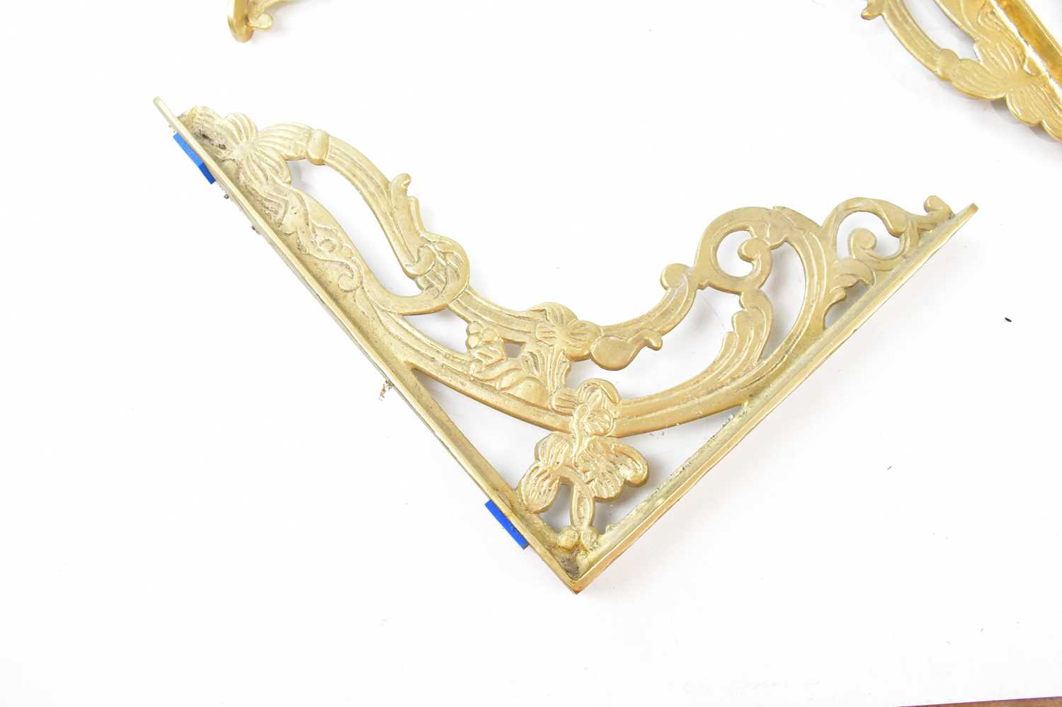 A collection of eighteen Art Nouveau style gilt metal shelf brackets. - Image 4 of 4