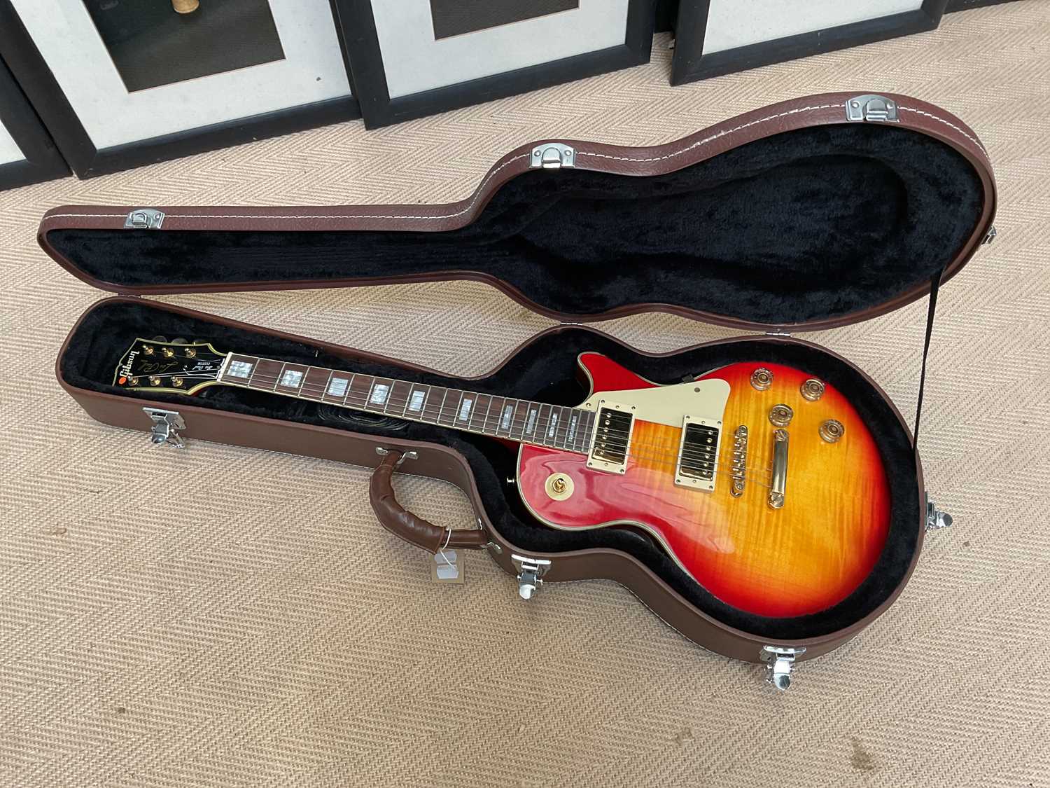 A Gibson style Les Paul custom electric guitar, serial number 01433746, together with Gibson case - Image 16 of 16