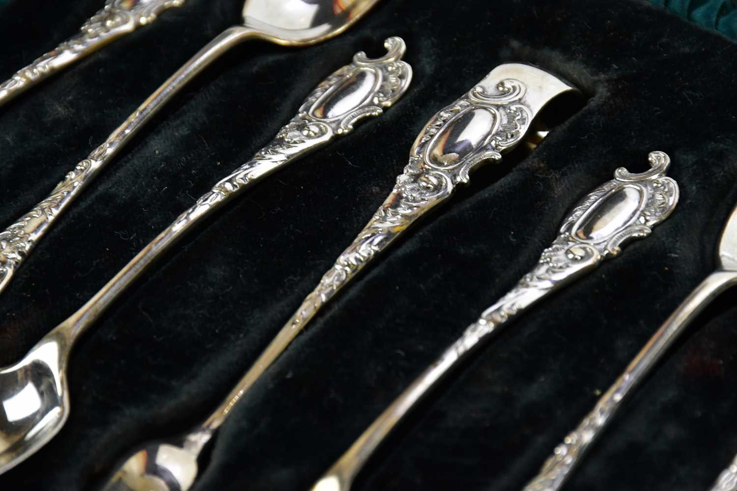 WALKER & HALL; a cased set of six Victorian hallmarked silver tea spoons and sugar tongs, - Bild 4 aus 4