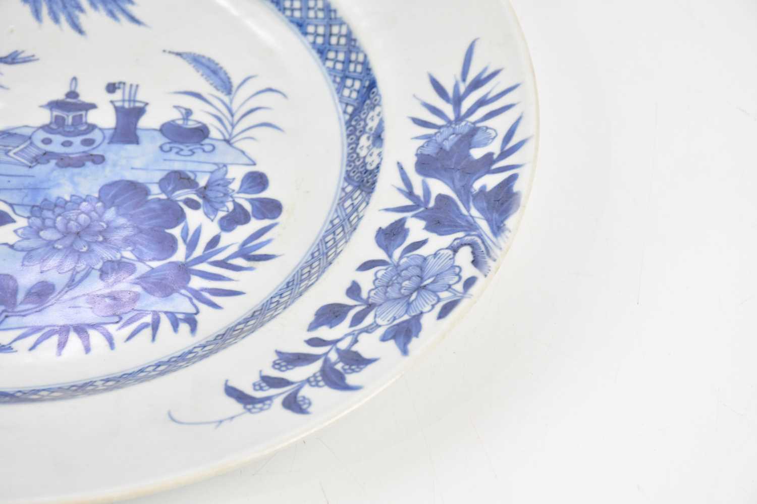 An 18th century Chinese Export blue and white plate, decorated with central scene of objects on a - Image 4 of 5