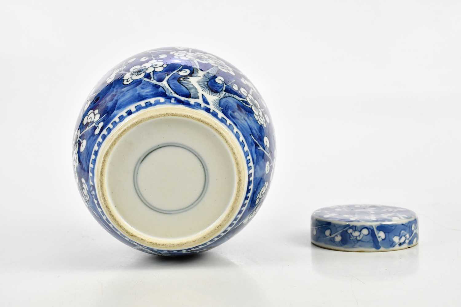 A late 19th century Chinese blue and white porcelain ginger jar and cover with prunus flowers, bears - Bild 4 aus 5