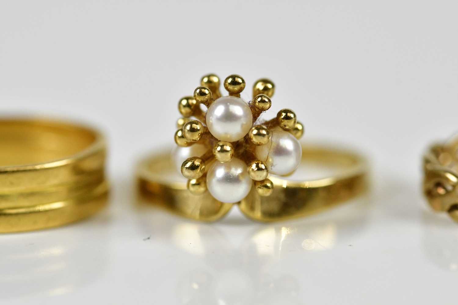A 9ct yellow gold dress ring set with four pearls, approx size P 1/2, a 9ct yellow gold rope twist - Image 3 of 5