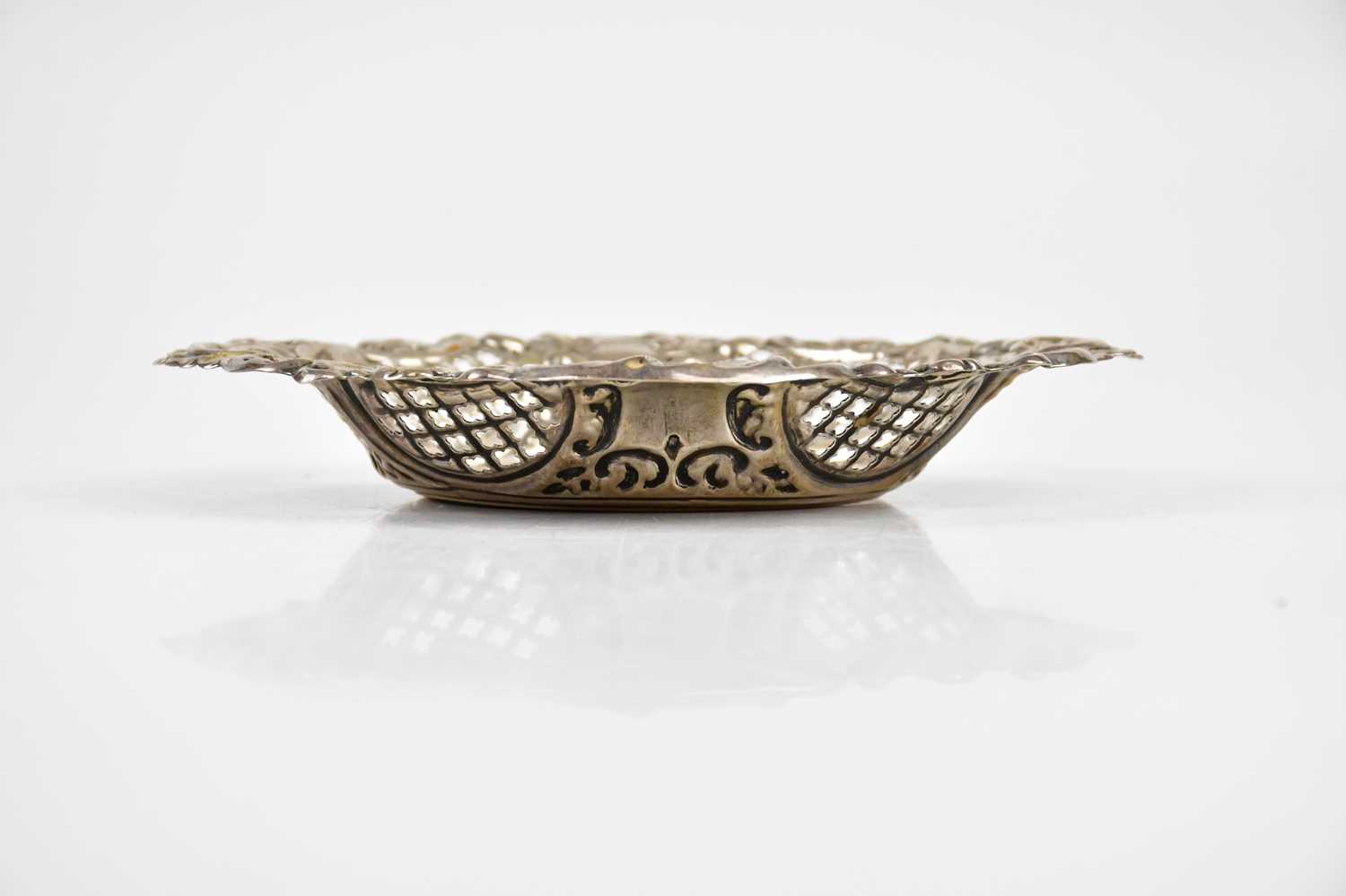 J J; a Victorian hallmarked silver bonbon dish of oval form, with pierced and repoussé decorated - Bild 5 aus 5