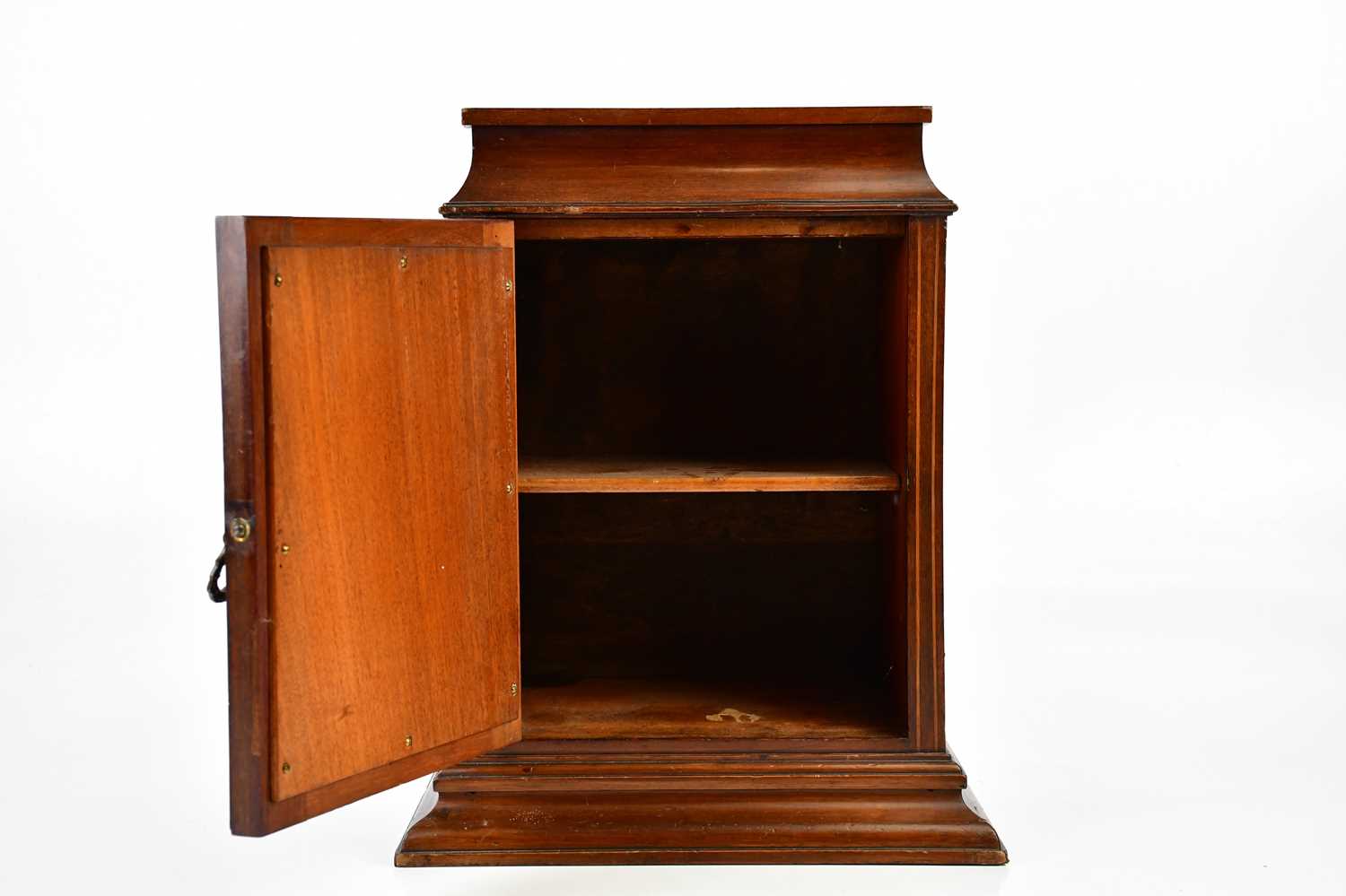 An Edwardian inlaid mahogany Sheraton Revival cabinet with single panelled door enclosing fixed - Image 2 of 3