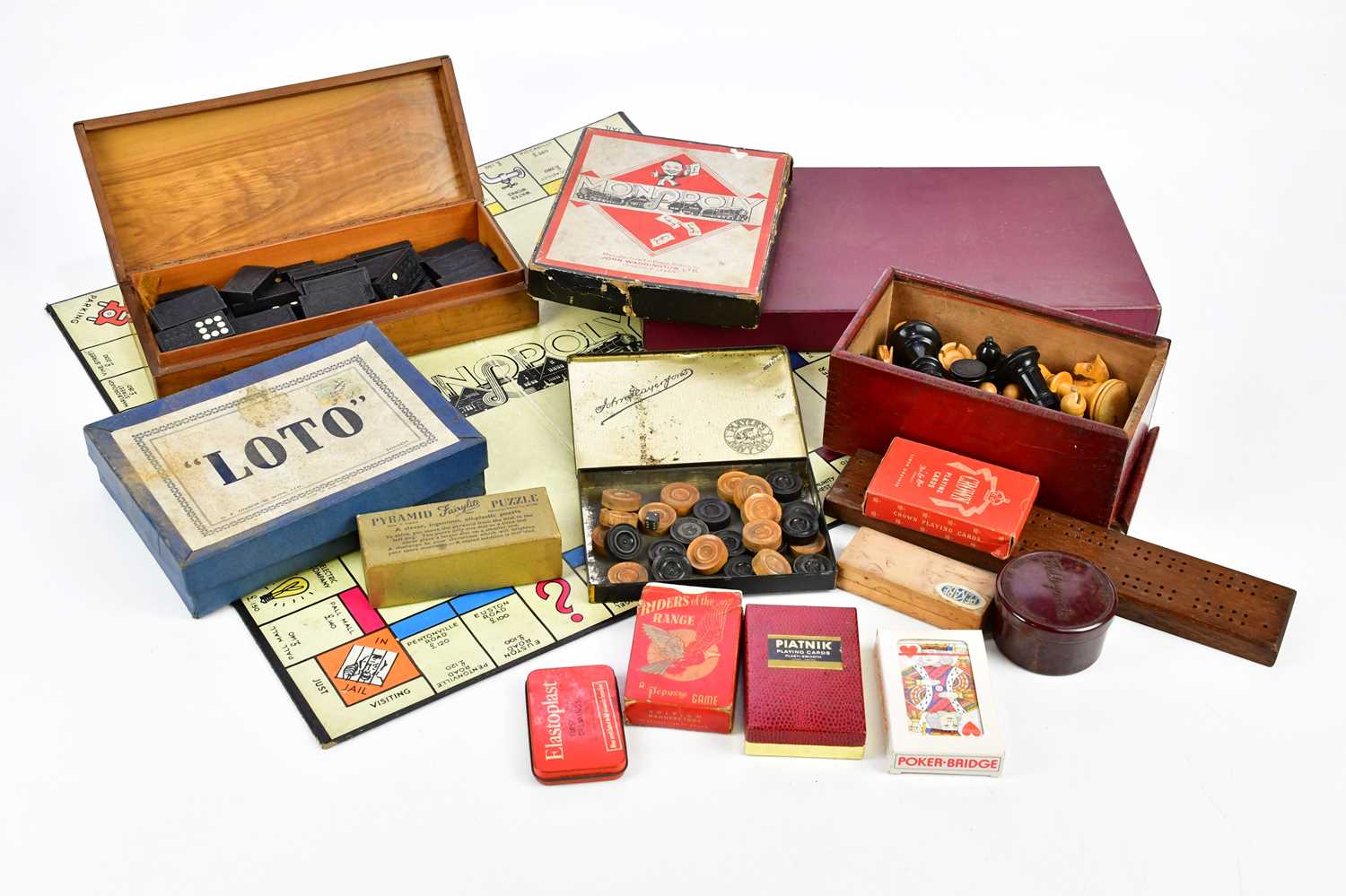 A collection of assorted vintage toys including draughts, Lotto, a chess set, etc.