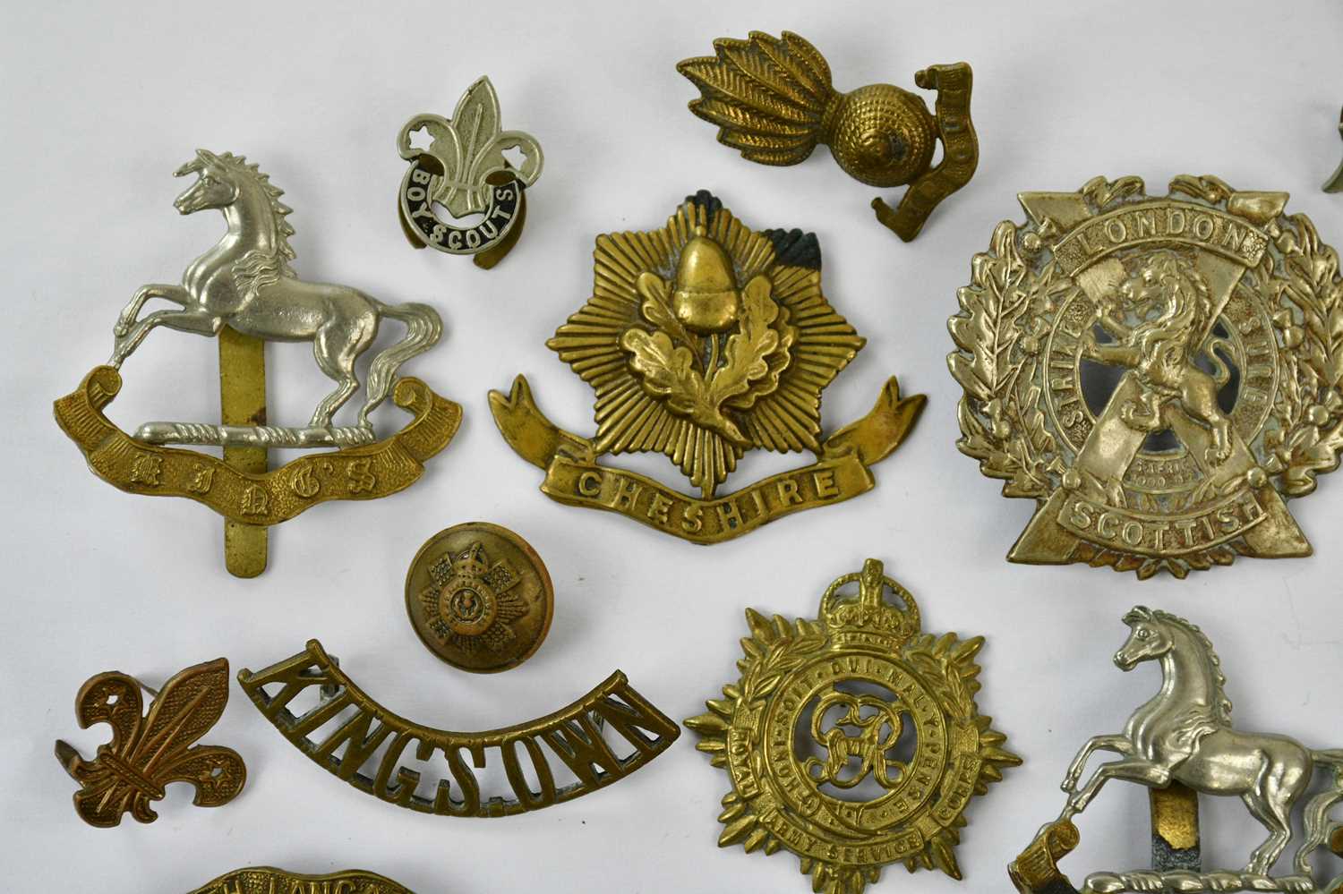 A small collection of assorted cap badges including the Cheshire Regiment, Royal Artillery, London - Bild 2 aus 5