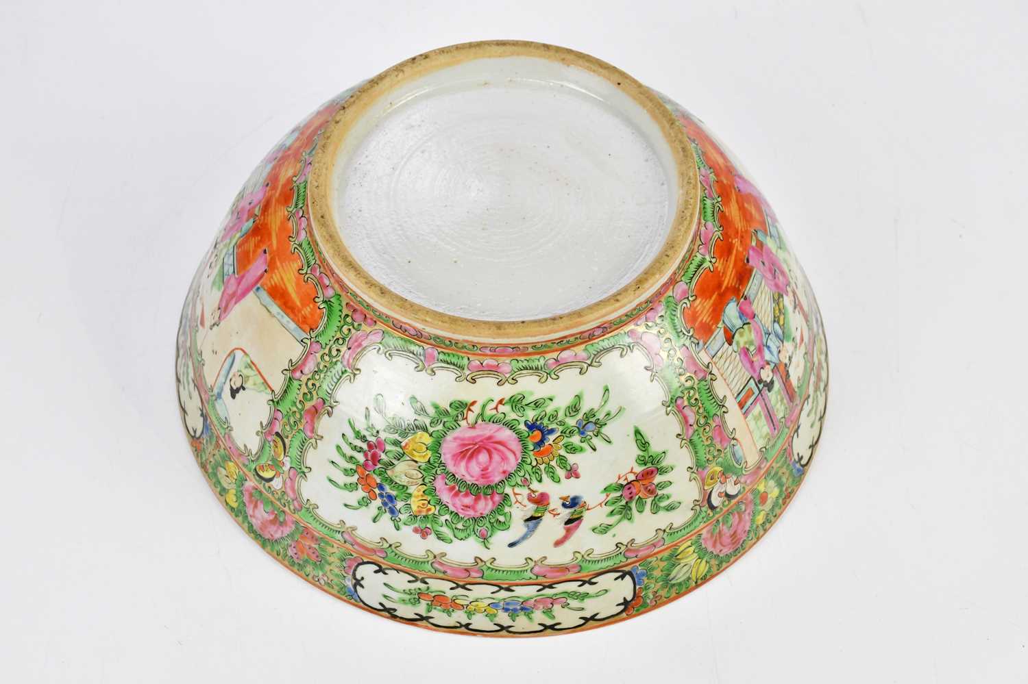 An early 20th century Chinese Famille Rose Canton footed bowl, decorated in panels with figures, - Bild 5 aus 6