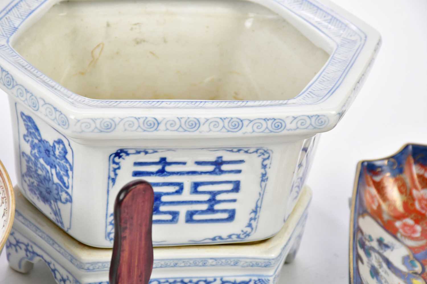 An 18th century Chinese Famille Rose Exportware footed bowl, decorated with elders and figures in - Bild 3 aus 5