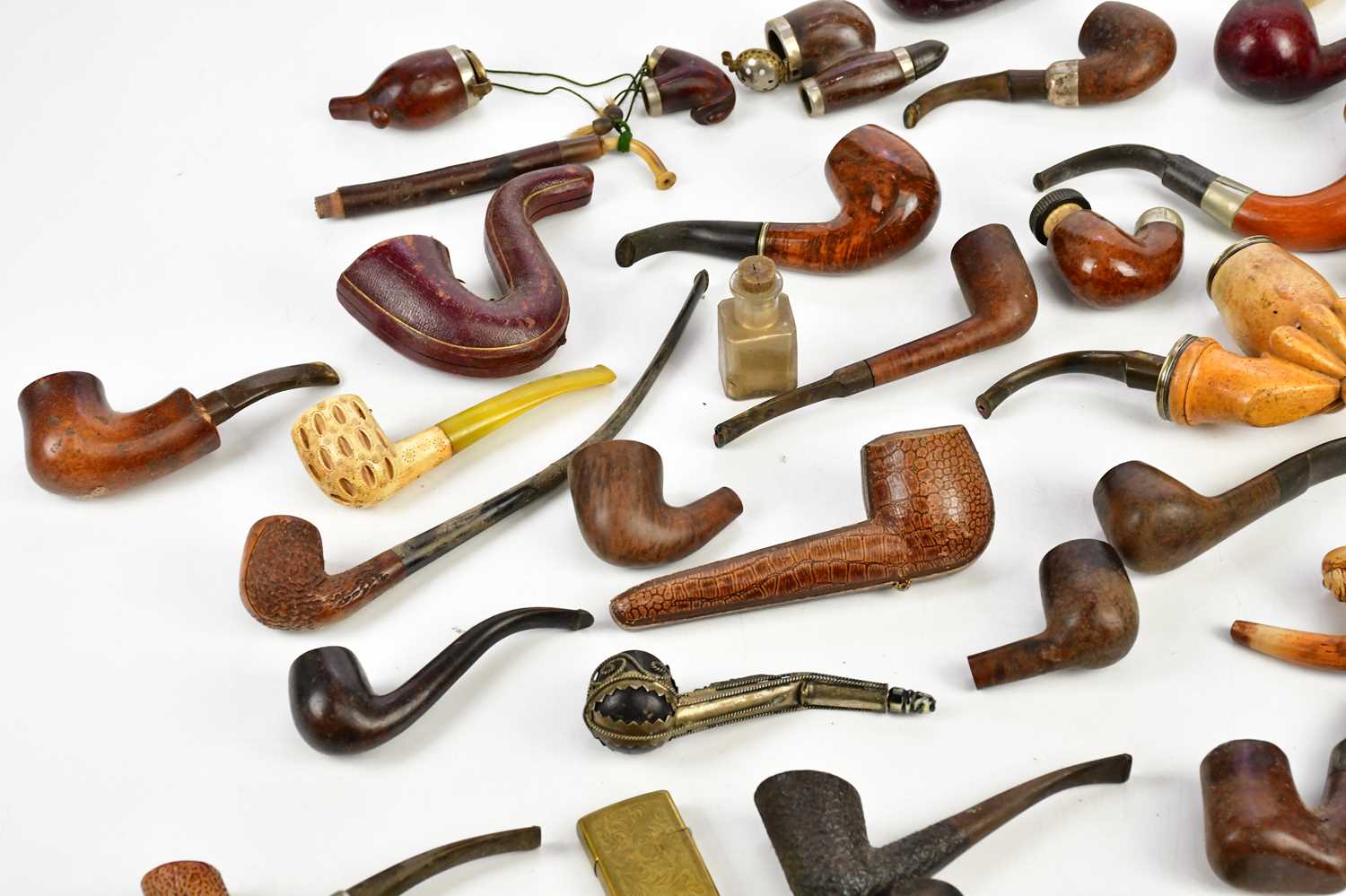 A miscellany of smokers' pipes. - Image 3 of 5