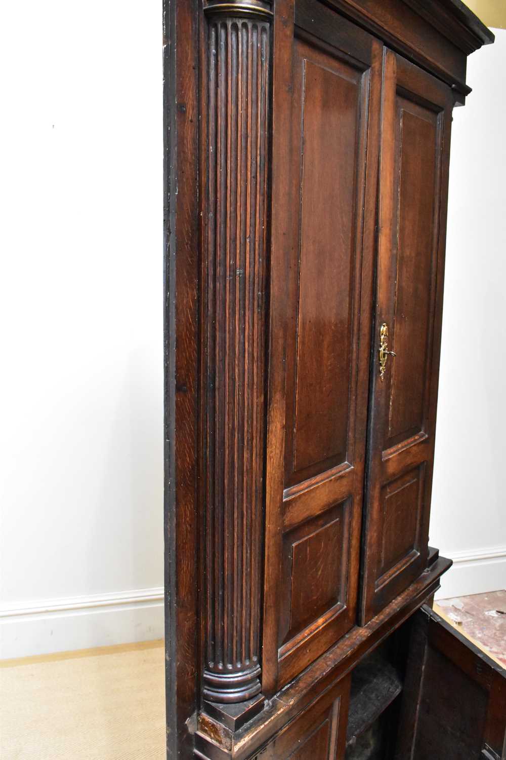 A George III oak corner cupboard, with two panelled doors flanked by fluted pilasters, above two - Bild 5 aus 5