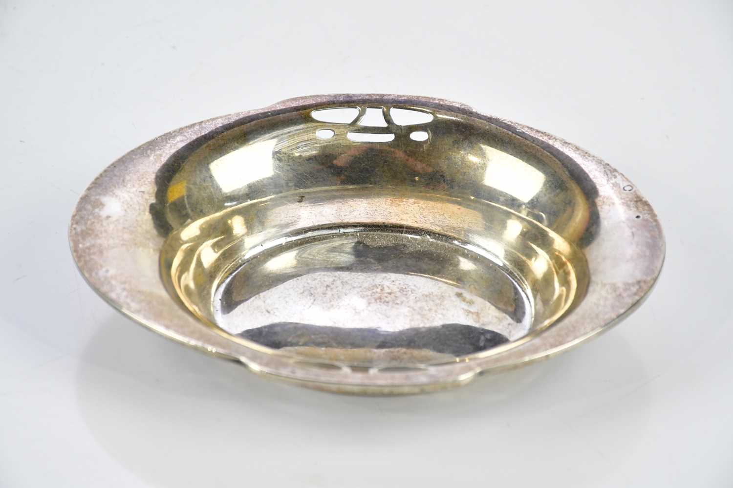 GEORGE LAWRENCE CONNELL; an Edward VII hallmarked silver oval dish, London 1906, 13.5 x 10cm, approx