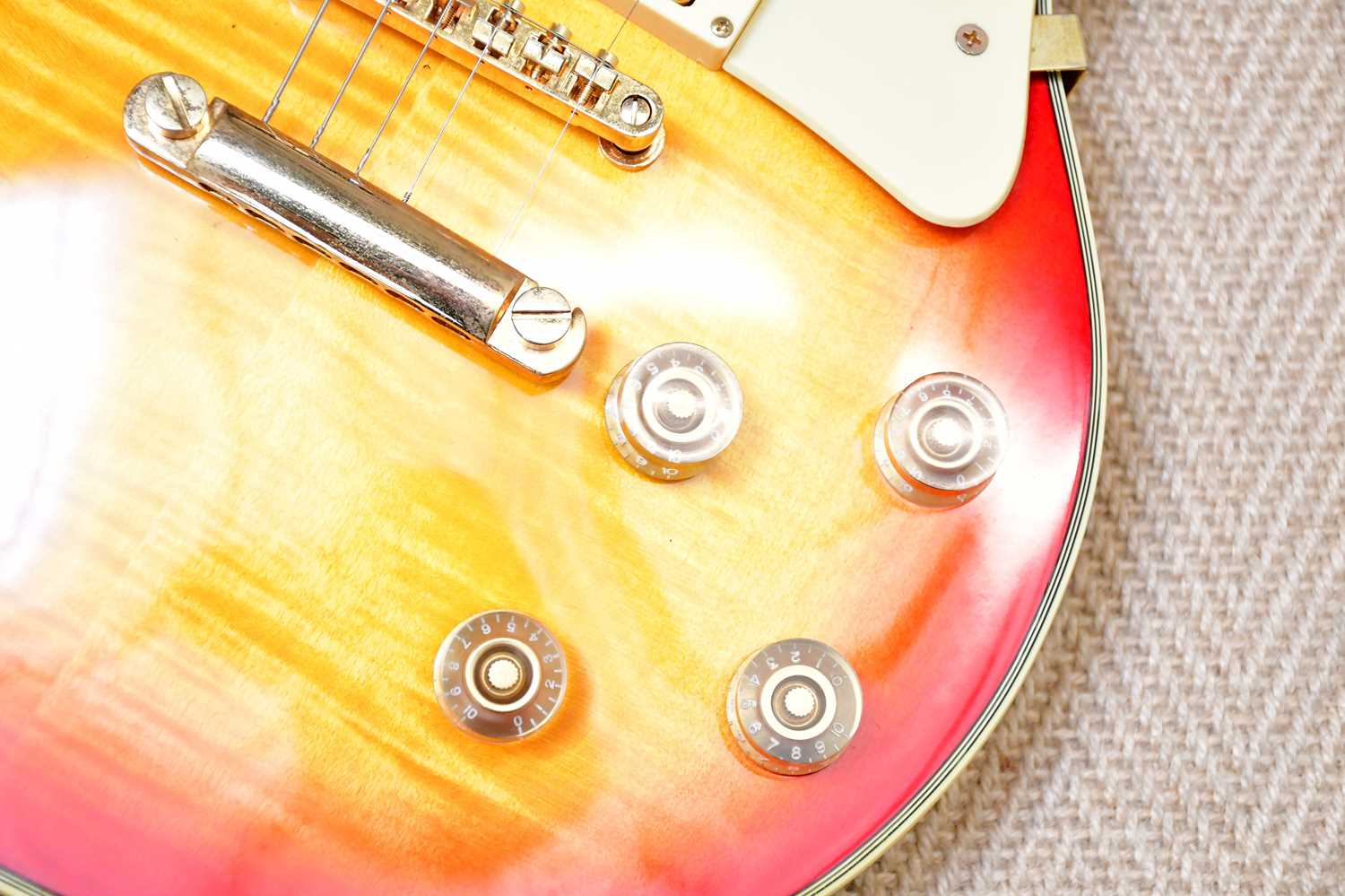 A Gibson style Les Paul custom electric guitar, serial number 01433746, together with Gibson case - Image 9 of 16