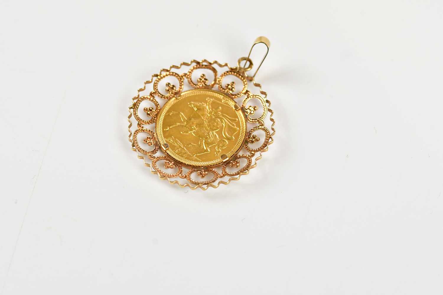 An Elizabeth II Isle of Man half sovereign 1974, in 9ct pendant mount, total weight 5.8g. - Image 3 of 4