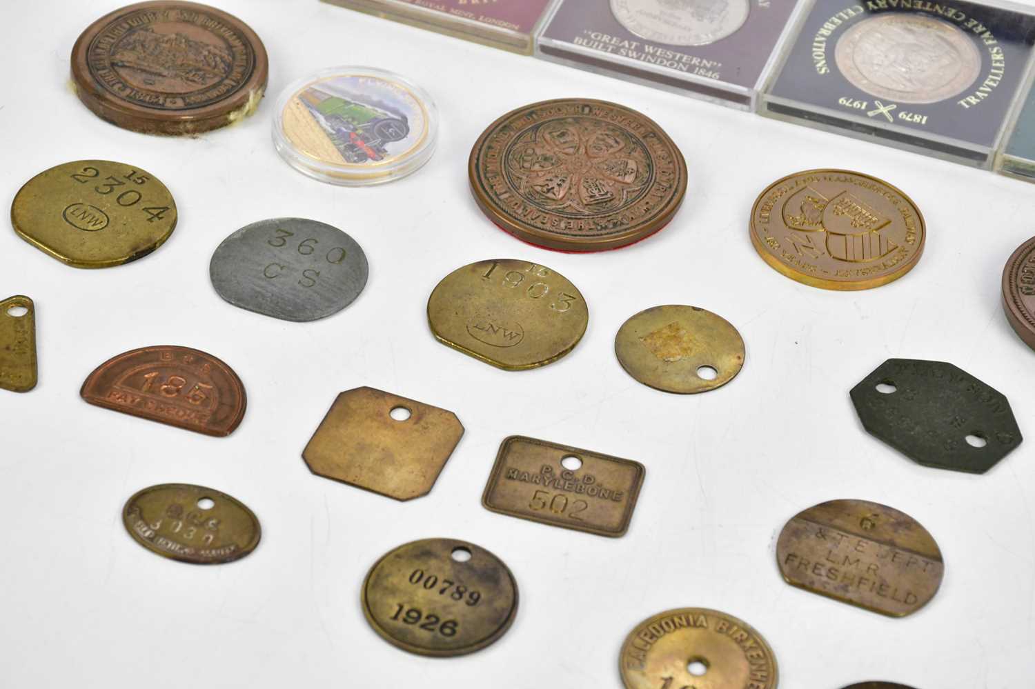 Approximately twenty-two assorted railway tokens/tallies, also a quantity of railway commemorative - Bild 4 aus 5