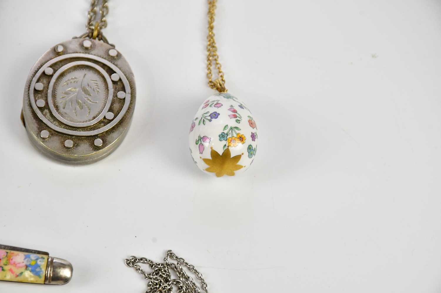 An assortment of costume jewellery including a sterling silver hinged snap bangle, a Victorian - Bild 4 aus 4