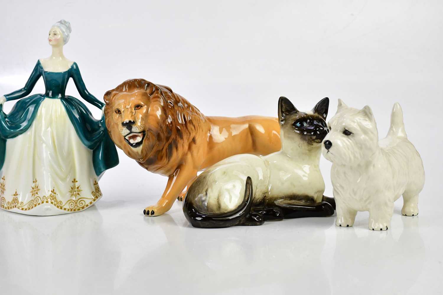 BESWICK; a collection of four figures comprising West Highland terrier, lion, cat and cougar, - Bild 3 aus 4