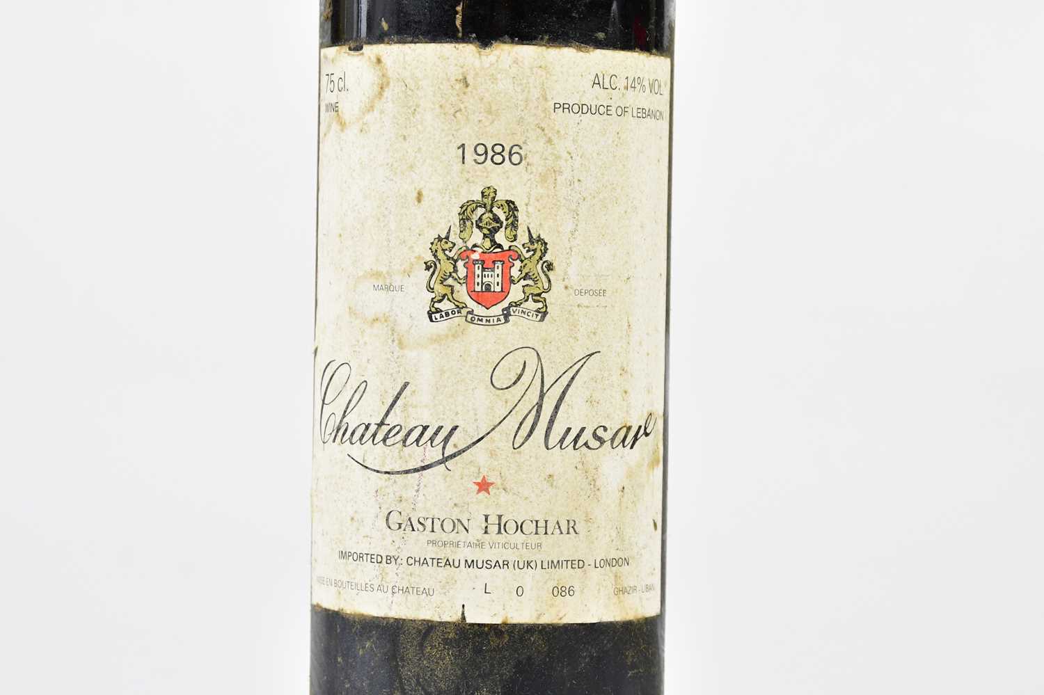 RED WINE; a bottle Chateau Musar, 1986, 14%, 75cl. Condition Report: There is sediment in the bottle - Bild 2 aus 3