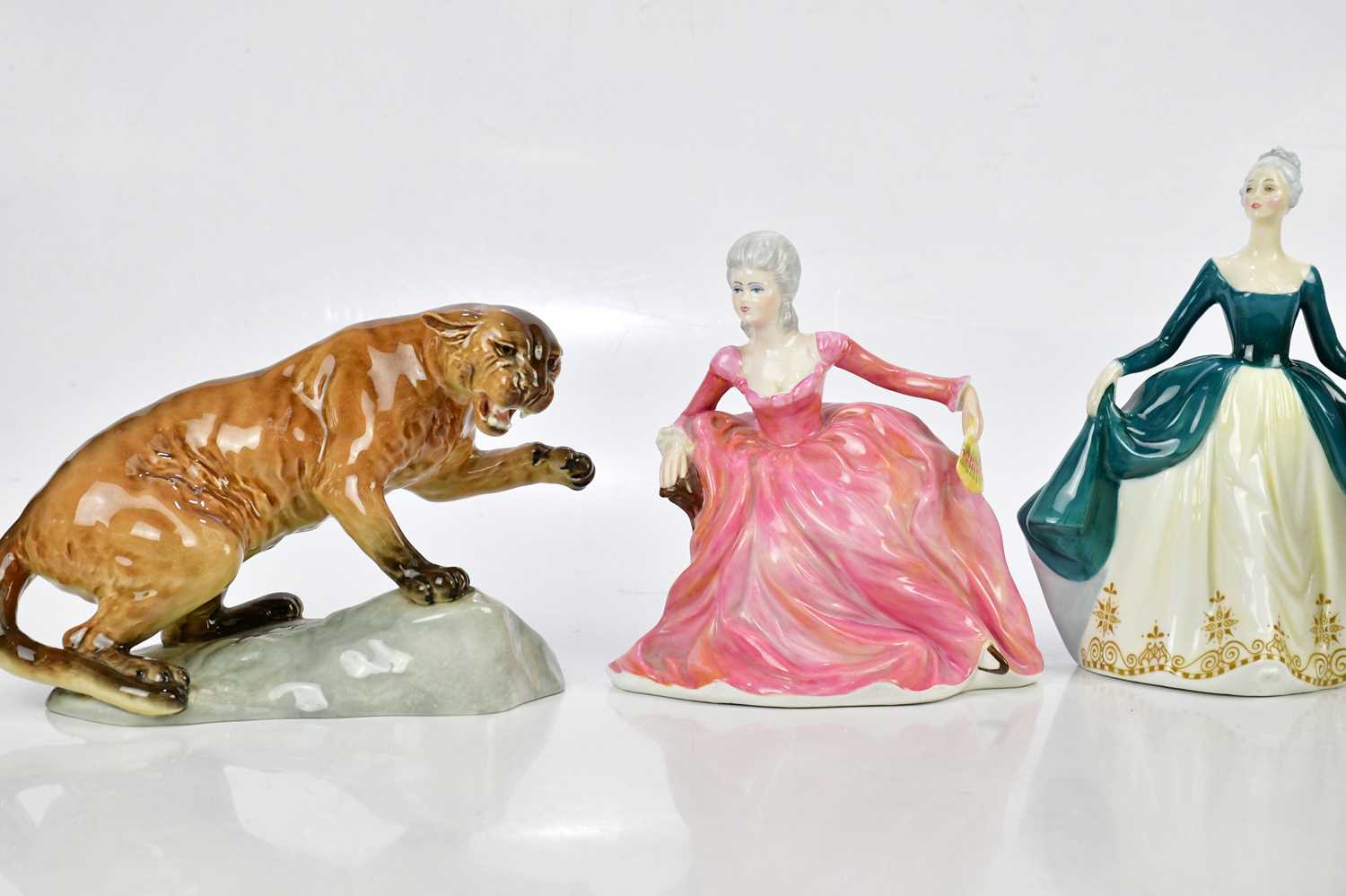 BESWICK; a collection of four figures comprising West Highland terrier, lion, cat and cougar, - Bild 2 aus 4