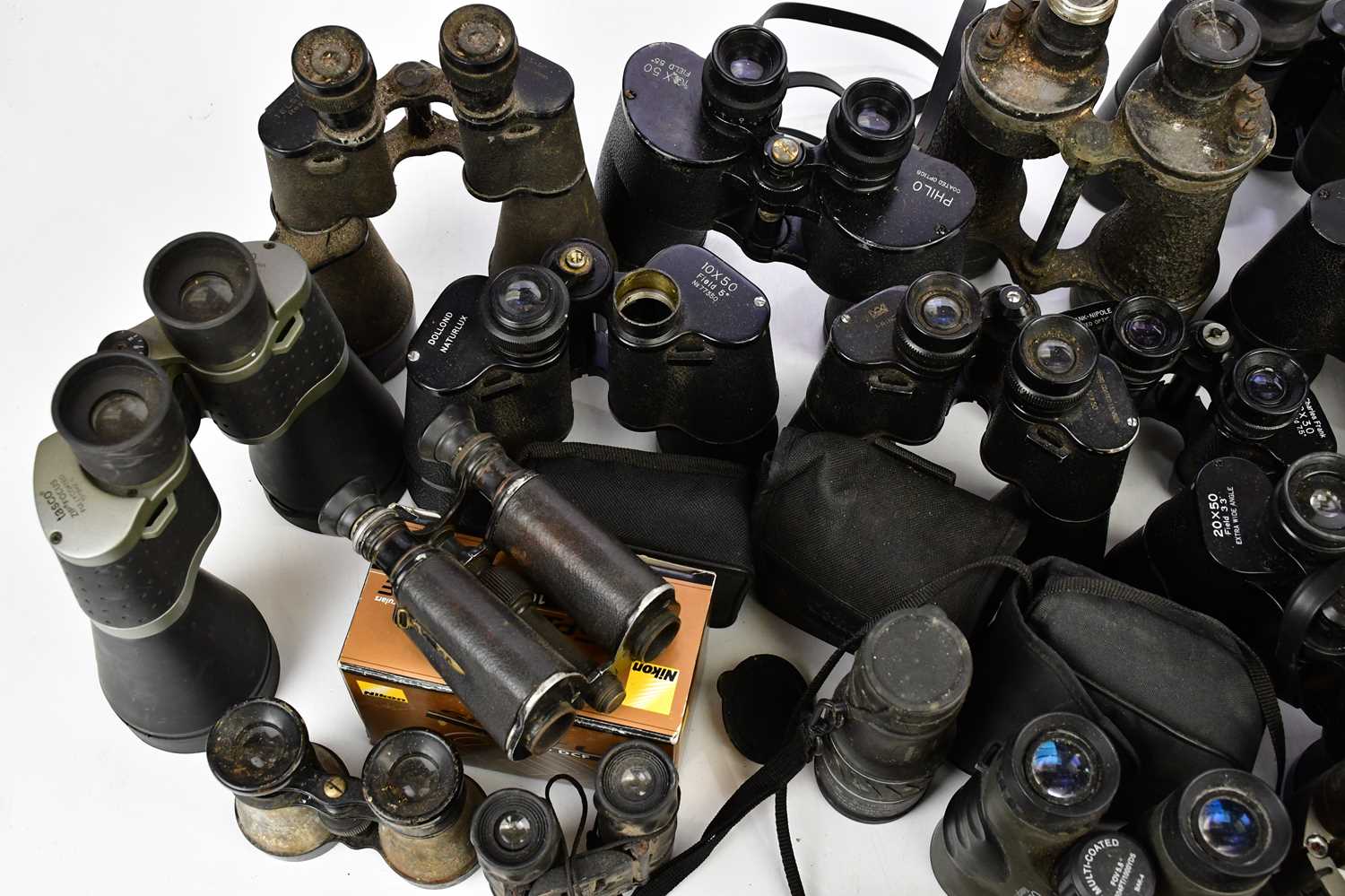 A collection of vintage and modern binoculars and other optical devices, predominantly unboxed. - Image 7 of 7