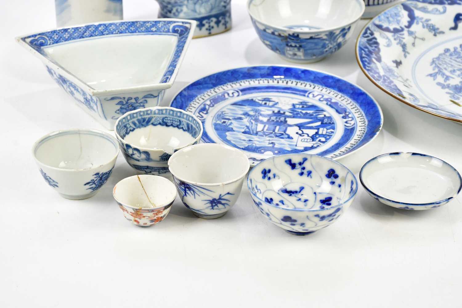 A collection of 18th century and later blue and white ceramics to include plates, tea cups, vases, - Image 3 of 16